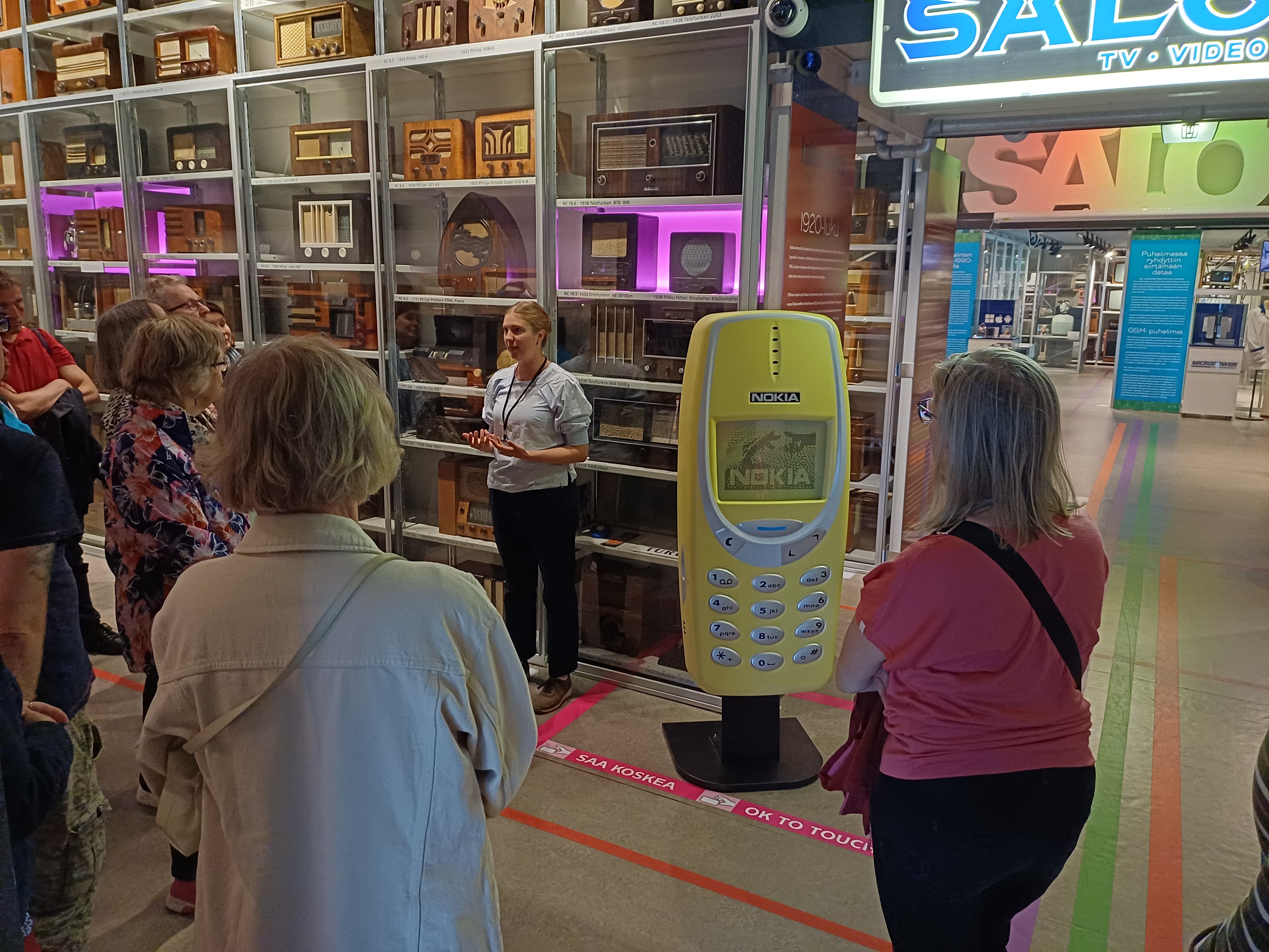Radioteemainen yleisöopastus elektroniikkamuseossa