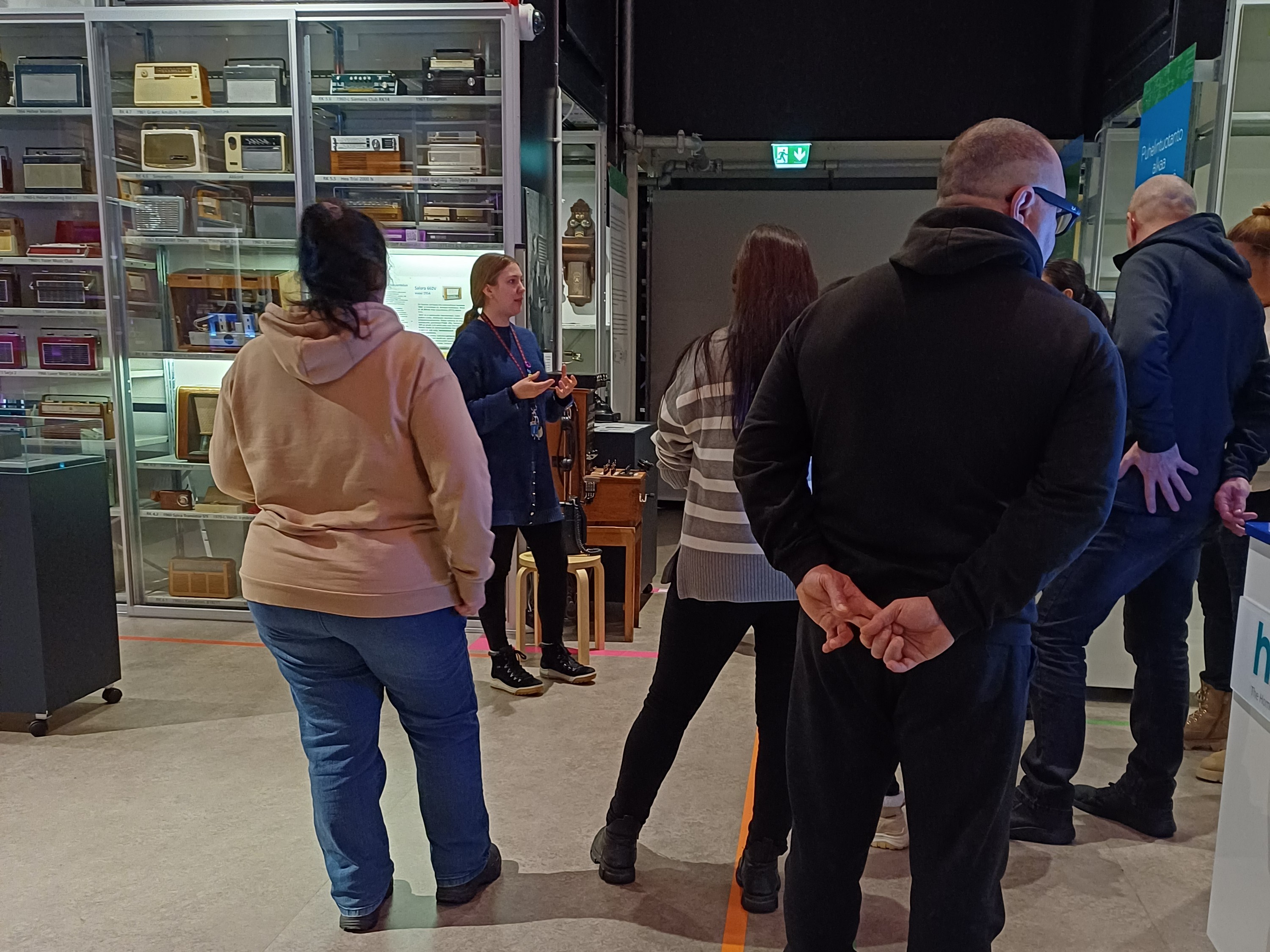 Radioteemainen yleisöopastus elektroniikkamuseossa