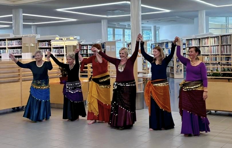 Niilin Liljat tanssivat pääkirjastossa
