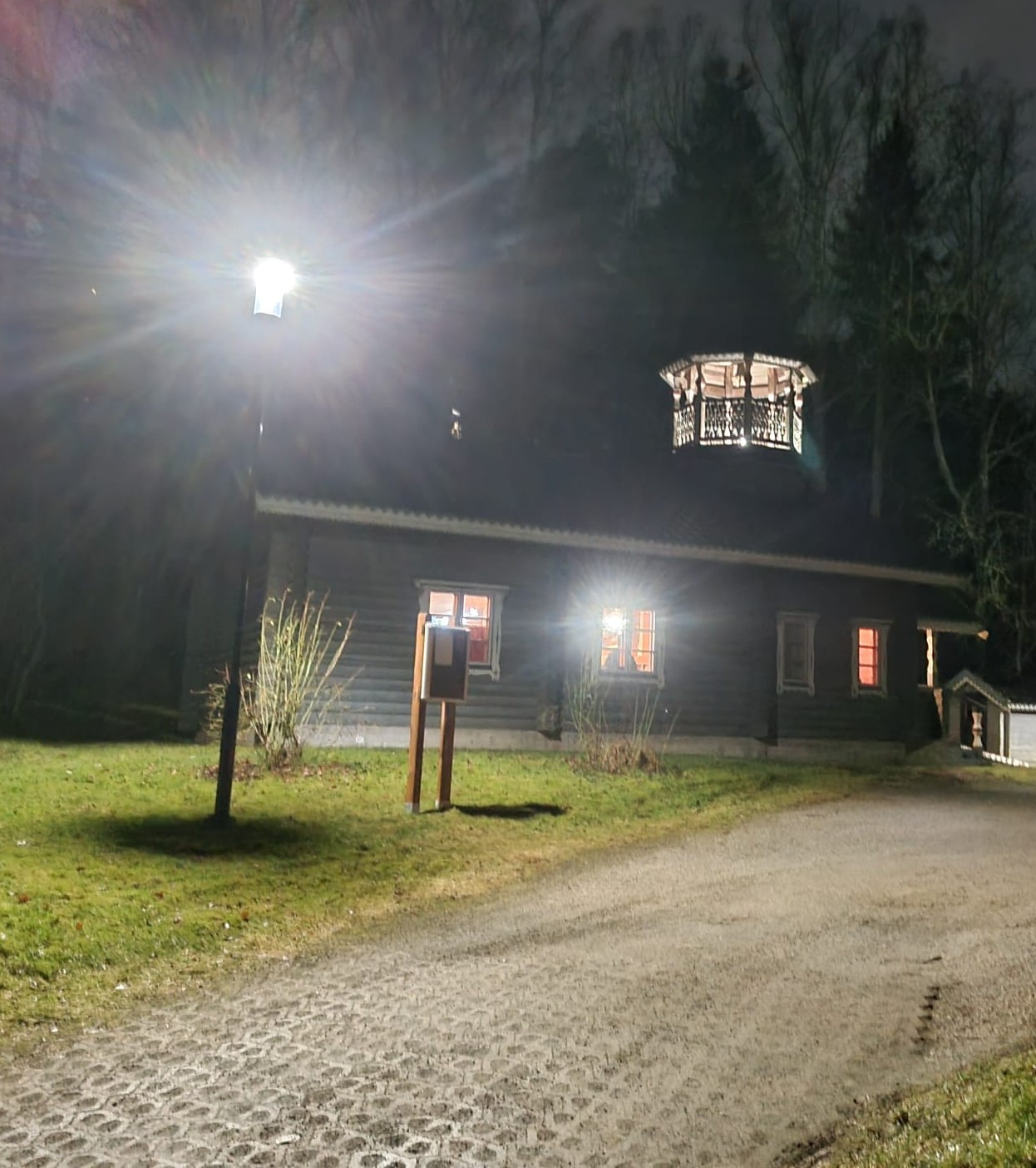 Salon ortodoksisen rukoushuoneen avoimet ovet